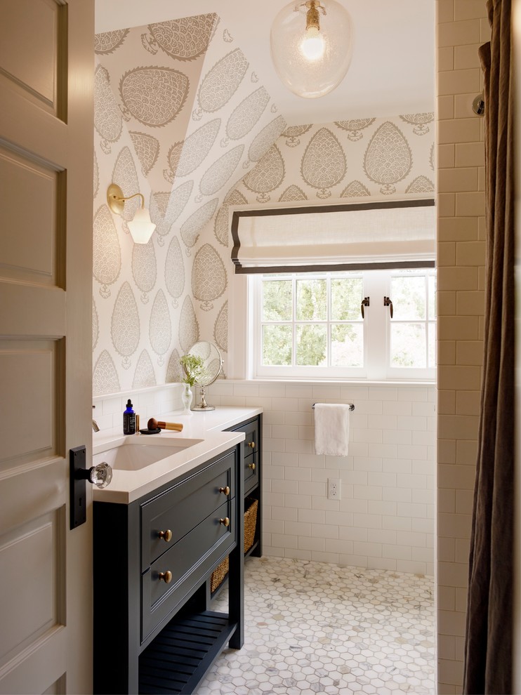 На фото: ванная комната в стиле неоклассика (современная классика) с черными фасадами, белыми стенами, полом из керамической плитки, белым полом, фасадами с утопленной филенкой, плиткой кабанчик, врезной раковиной и белой столешницей