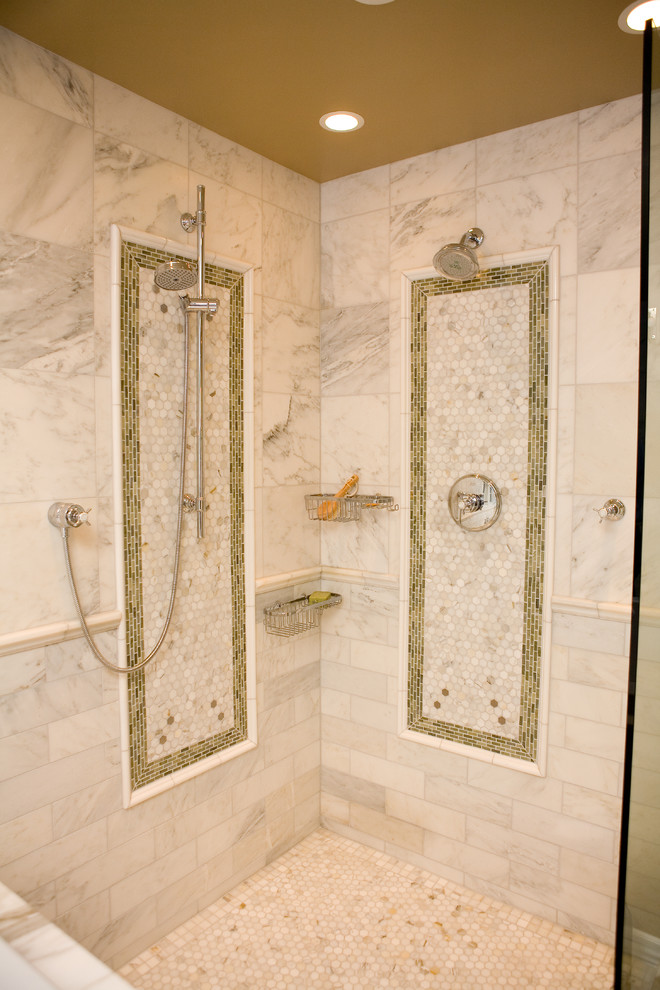 Idee per una stanza da bagno tradizionale con doccia doppia e piastrelle a mosaico