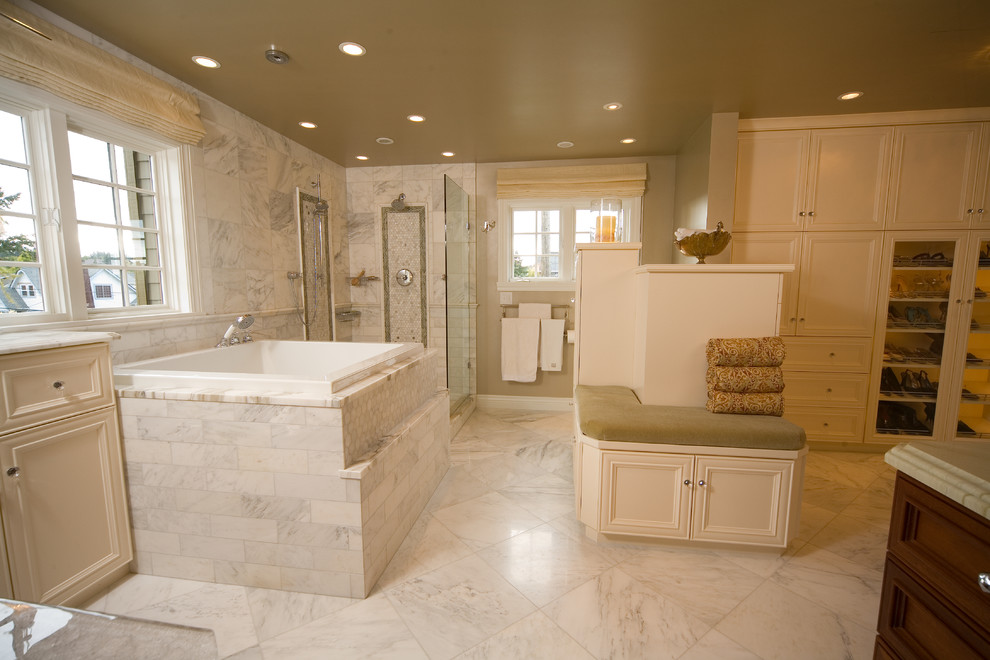 Пример оригинального дизайна: ванная комната в классическом стиле с фасадами с утопленной филенкой, белыми фасадами, накладной ванной, угловым душем и белой плиткой