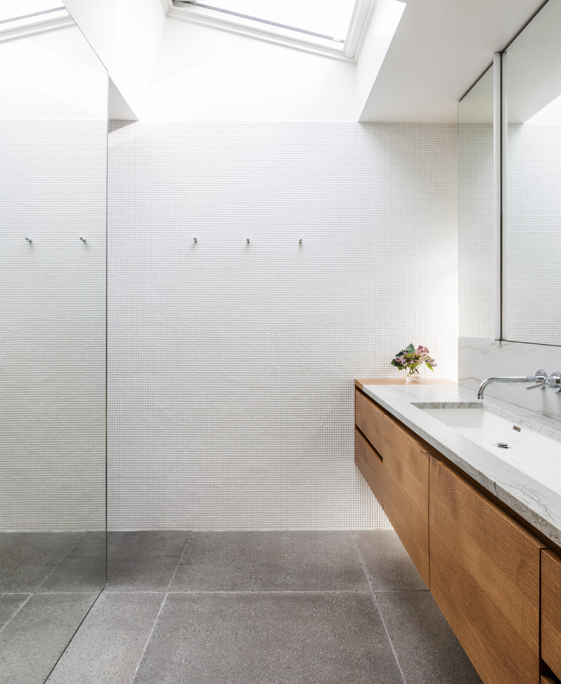 Esempio di una stanza da bagno moderna con ante lisce, ante in legno scuro, doccia a filo pavimento, piastrelle bianche, piastrelle a mosaico, lavabo rettangolare, pavimento grigio, top grigio e top in marmo