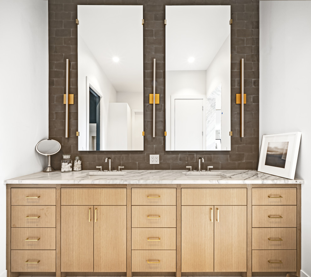 Cette image montre une salle de bain principale design en bois clair avec un placard à porte plane, un carrelage marron, un mur blanc, un lavabo encastré, un plan de toilette multicolore, meuble double vasque et meuble-lavabo encastré.