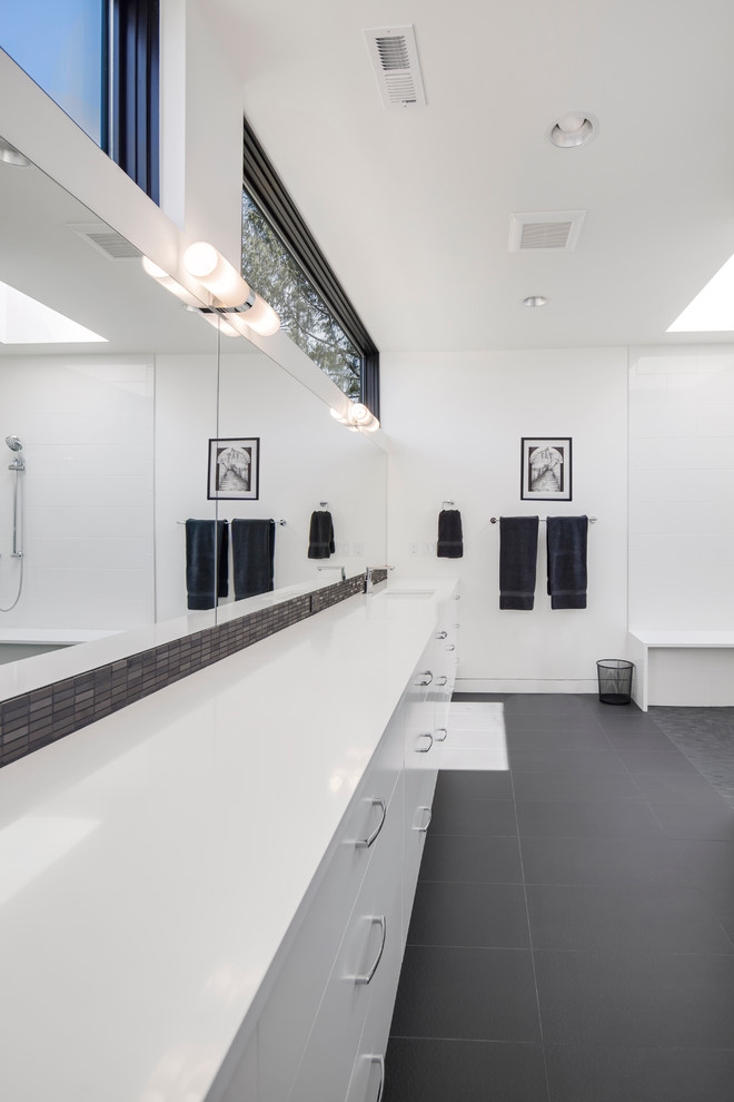 Idee per una stanza da bagno minimalista con ante lisce, ante bianche, top in quarzite, pistrelle in bianco e nero e piastrelle in gres porcellanato
