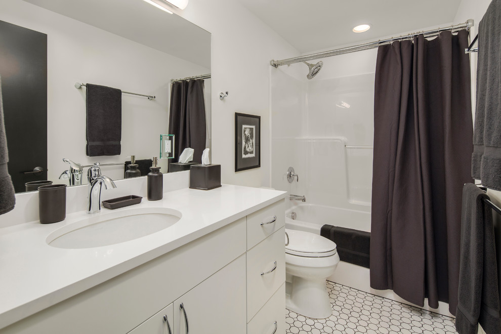 Modernes Badezimmer mit flächenbündigen Schrankfronten, weißen Schränken, Quarzit-Waschtisch und schwarz-weißen Fliesen in Seattle