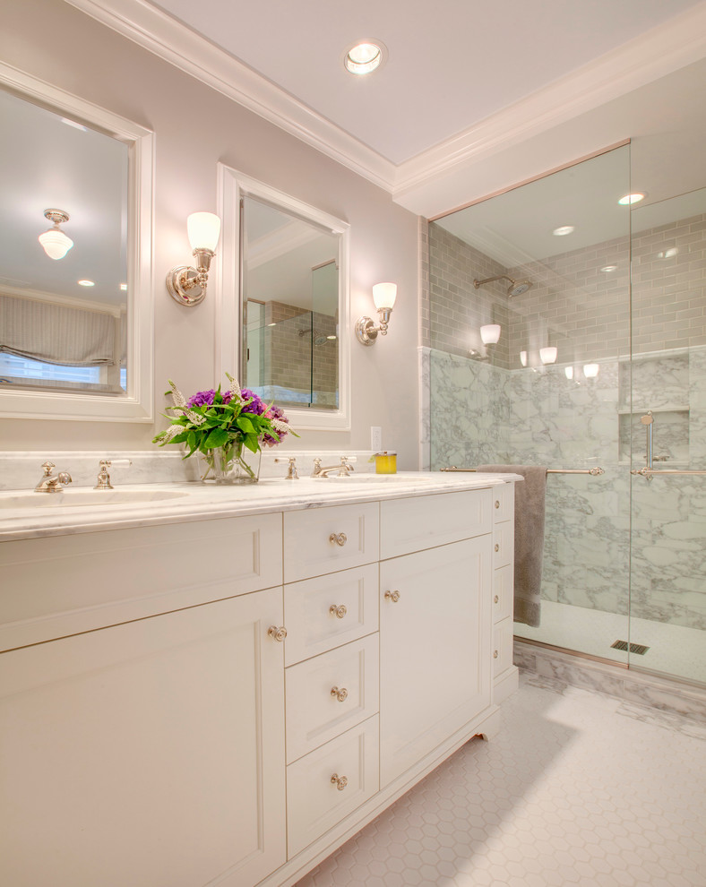 Стильный дизайн: ванная комната в классическом стиле с фасадами с утопленной филенкой, белыми фасадами, душем в нише и белой плиткой - последний тренд