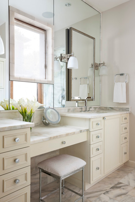 Ejemplo de cuarto de baño principal contemporáneo grande con puertas de armario blancas, encimera de mármol, baldosas y/o azulejos de piedra, paredes blancas y suelo de mármol