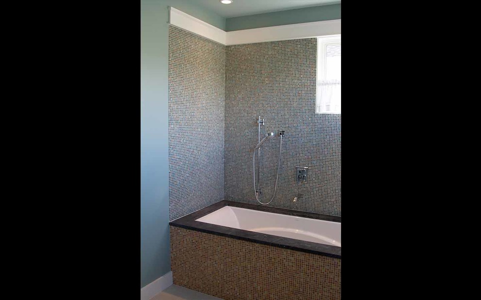 Bild på ett mellanstort amerikanskt en-suite badrum, med ett badkar i en alkov, en dusch i en alkov, en toalettstol med hel cisternkåpa, flerfärgad kakel, glasskiva och blå väggar