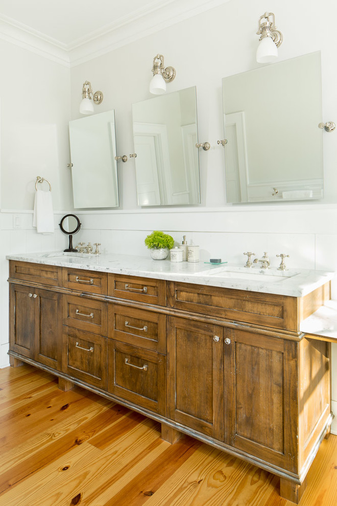 Idéer för att renovera ett mellanstort vintage en-suite badrum, med ett undermonterad handfat, skåp i mellenmörkt trä, marmorbänkskiva, ett badkar med tassar, en dusch i en alkov, grå väggar och ljust trägolv