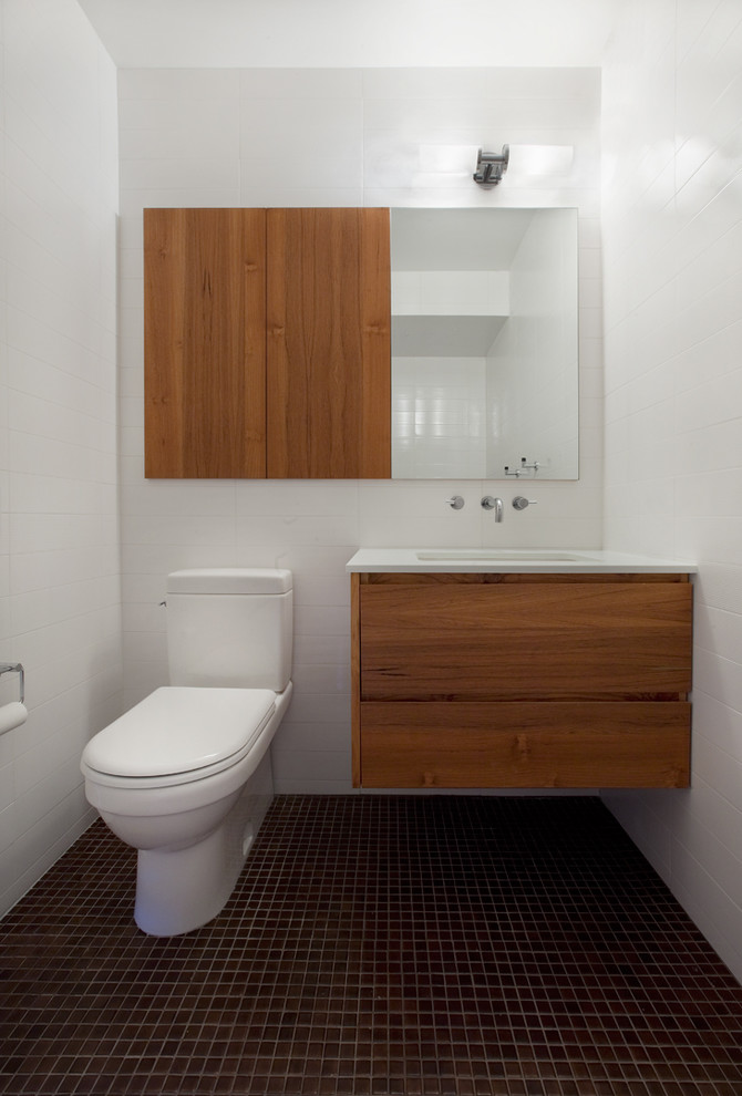 Inspiration för moderna badrum, med släta luckor, skåp i mellenmörkt trä, mosaik och vit kakel