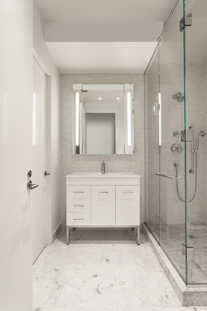 Стильный дизайн: маленькая главная ванная комната в современном стиле с врезной раковиной, белыми фасадами, угловым душем, белой плиткой, плиткой мозаикой, мраморным полом, белыми стенами и плоскими фасадами для на участке и в саду - последний тренд