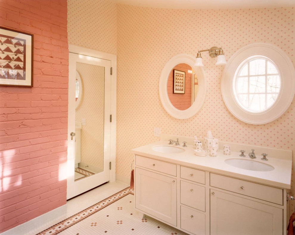 Пример оригинального дизайна: главная ванная комната среднего размера в классическом стиле с фасадами в стиле шейкер, белыми фасадами, разноцветной плиткой, керамической плиткой, разноцветными стенами, полом из мозаичной плитки, врезной раковиной, разноцветным полом, бежевой столешницей, тумбой под две раковины, напольной тумбой и обоями на стенах