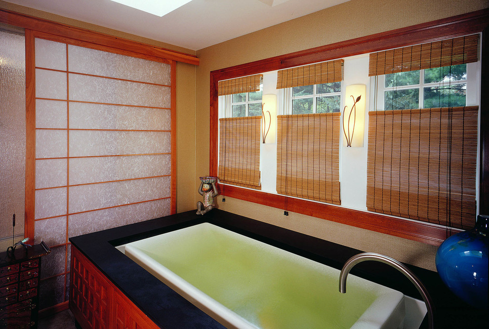 Immagine di una stanza da bagno padronale etnica di medie dimensioni con vasca da incasso e pareti beige