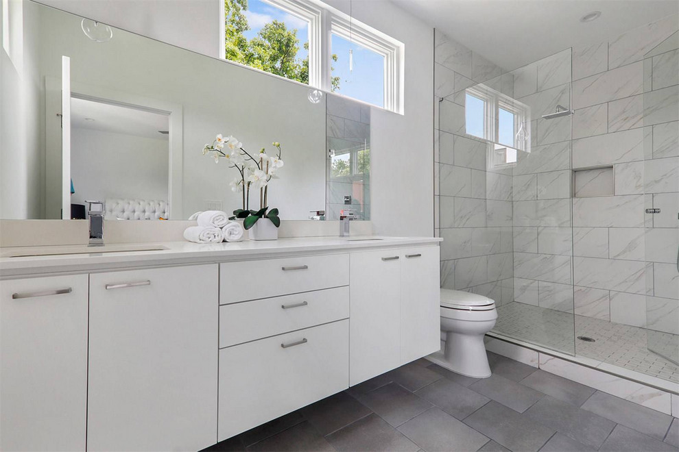 Modelo de cuarto de baño contemporáneo con ducha doble, paredes grises, suelo de baldosas de cerámica, lavabo bajoencimera, suelo gris y ducha con puerta con bisagras