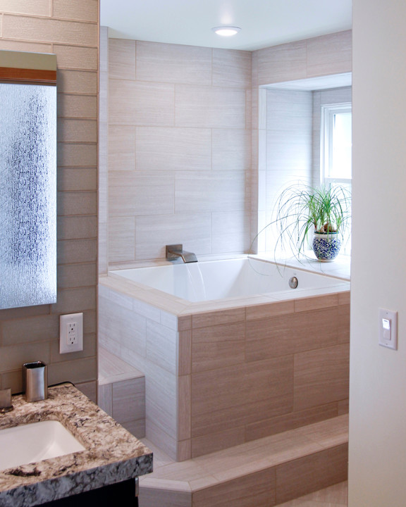 Inredning av ett modernt mellanstort en-suite badrum, med svarta skåp, bänkskiva i kvarts, beige kakel, keramikplattor, en öppen dusch, ett undermonterad handfat, klinkergolv i keramik och ett japanskt badkar