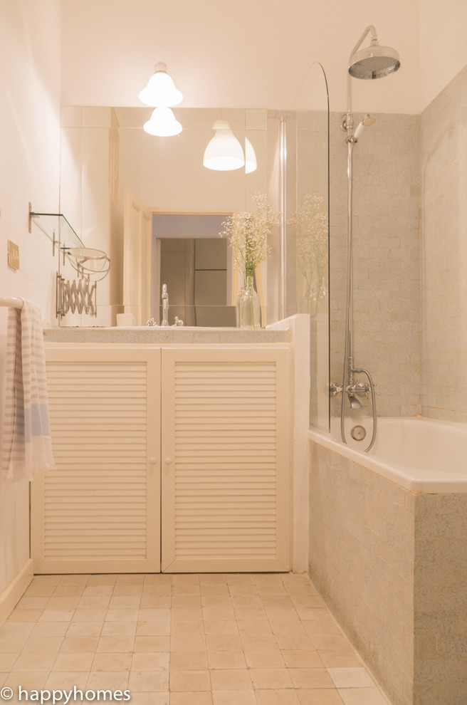На фото: маленькая главная ванная комната в современном стиле с ванной в нише, душем над ванной и монолитной раковиной для на участке и в саду