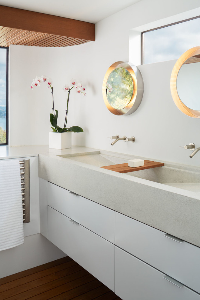 Großes Modernes Badezimmer En Suite mit weißen Schränken, weißen Fliesen, weißer Wandfarbe, hellem Holzboden und Trogwaschbecken in Seattle