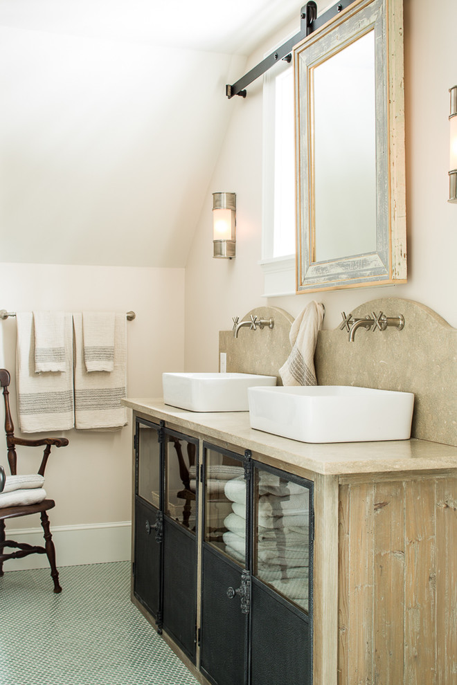 ポートランド(メイン)にあるビーチスタイルのおしゃれな浴室の引き戸 (ベッセル式洗面器、ガラス扉のキャビネット、ベージュの壁) の写真