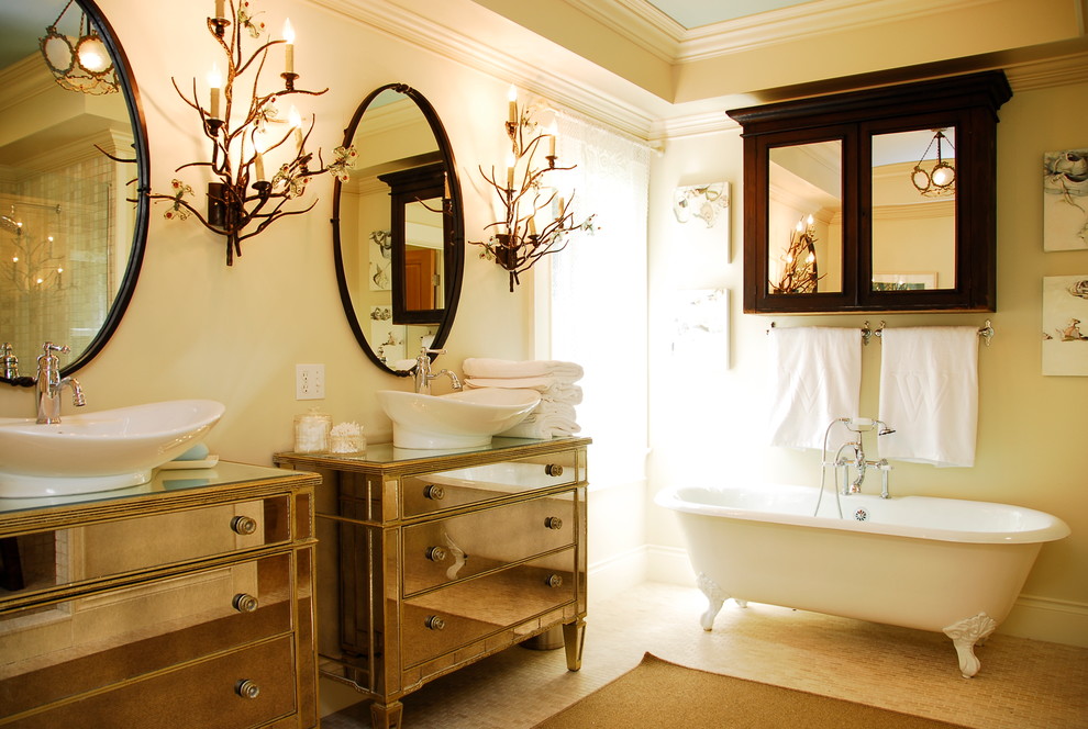 Идея дизайна: ванная комната в классическом стиле с ванной на ножках
