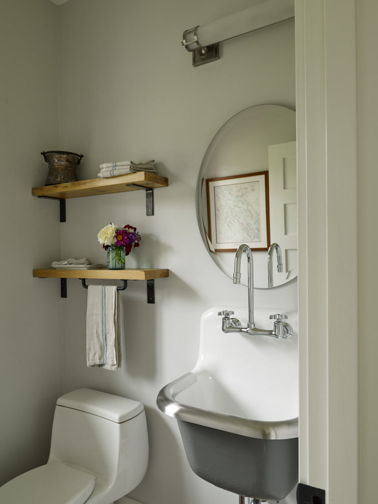 Inredning av ett lantligt litet badrum med dusch, med vita väggar och ett avlångt handfat