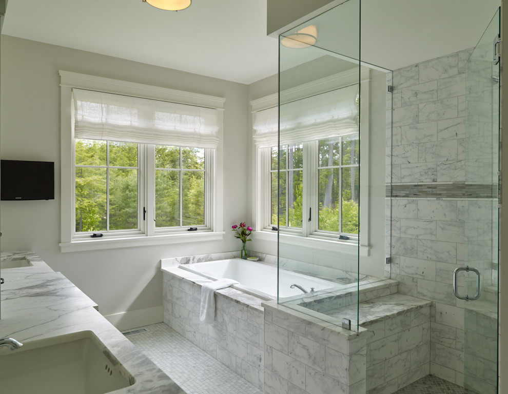 Idéer för att renovera ett stort vintage grå grått en-suite badrum, med vita skåp, ett hörnbadkar, våtrum, grå väggar, marmorgolv, ett undermonterad handfat, grått golv och dusch med gångjärnsdörr