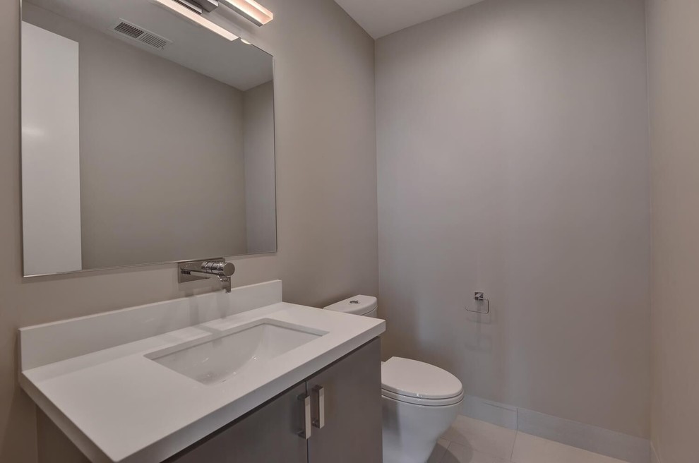 Idéer för mellanstora funkis vitt badrum med dusch, med släta luckor, bruna skåp, en toalettstol med separat cisternkåpa, grå väggar, klinkergolv i porslin, ett undermonterad handfat, bänkskiva i kvarts och grått golv