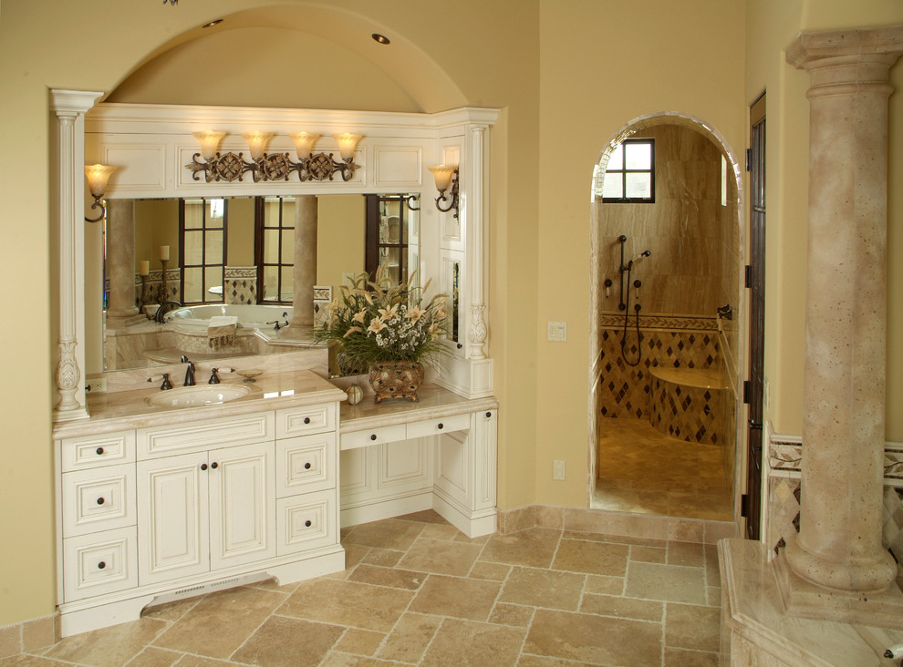Inredning av ett medelhavsstil stort en-suite badrum, med en jacuzzi, en toalettstol med hel cisternkåpa, keramikplattor, beige väggar, klinkergolv i keramik, ett undermonterad handfat och marmorbänkskiva