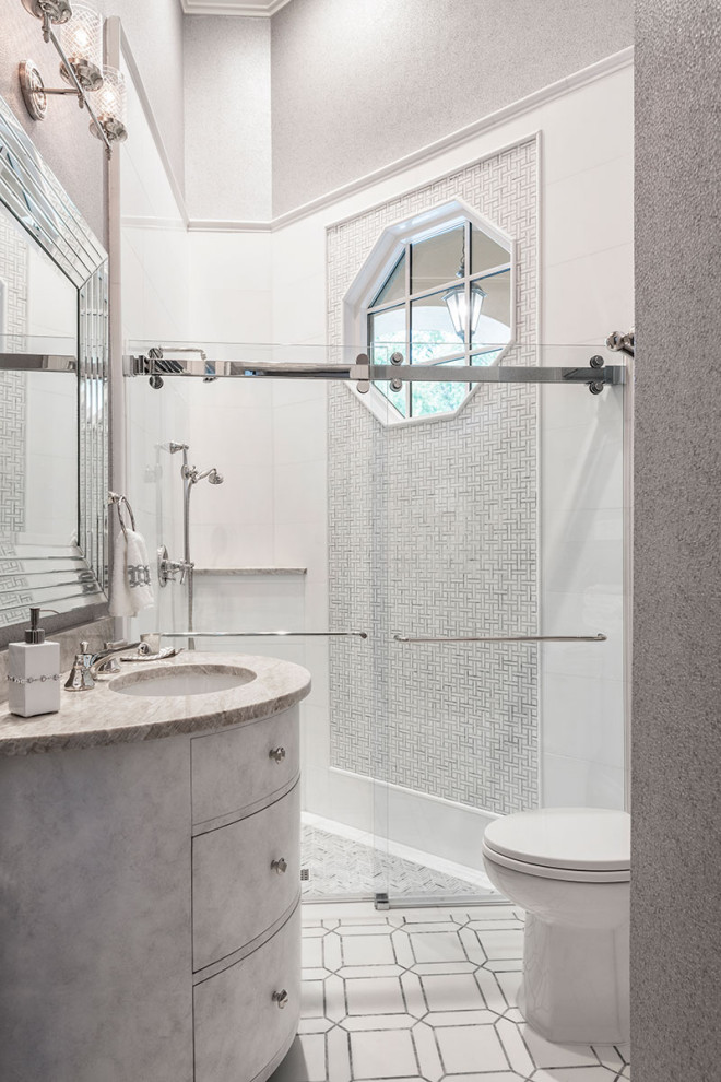 Ispirazione per una stanza da bagno mediterranea di medie dimensioni con doccia alcova e porta doccia scorrevole