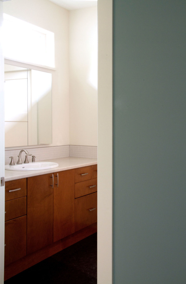 На фото: главная ванная комната среднего размера в современном стиле с плоскими фасадами и фасадами цвета дерева среднего тона