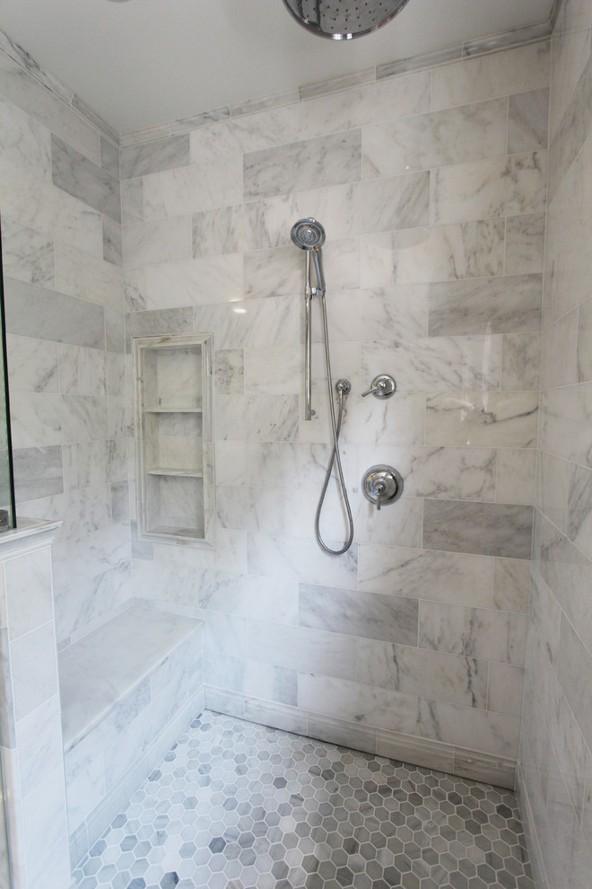 Idée de décoration pour une très grande salle de bain principale tradition avec un lavabo encastré, des portes de placard blanches, un plan de toilette en marbre, une baignoire posée, une douche à l'italienne, WC séparés, un carrelage blanc, un carrelage de pierre, un mur gris et un sol en marbre.