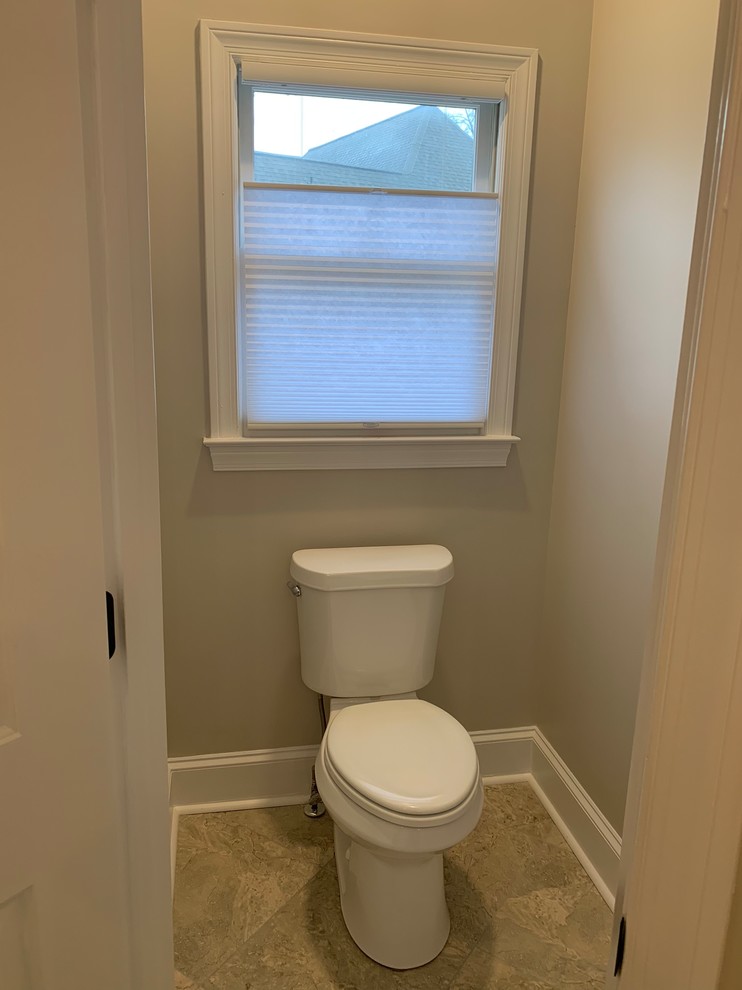 Idéer för att renovera ett mellanstort funkis vit vitt toalett, med släta luckor, vita skåp, grå kakel, keramikplattor och bänkskiva i kvarts