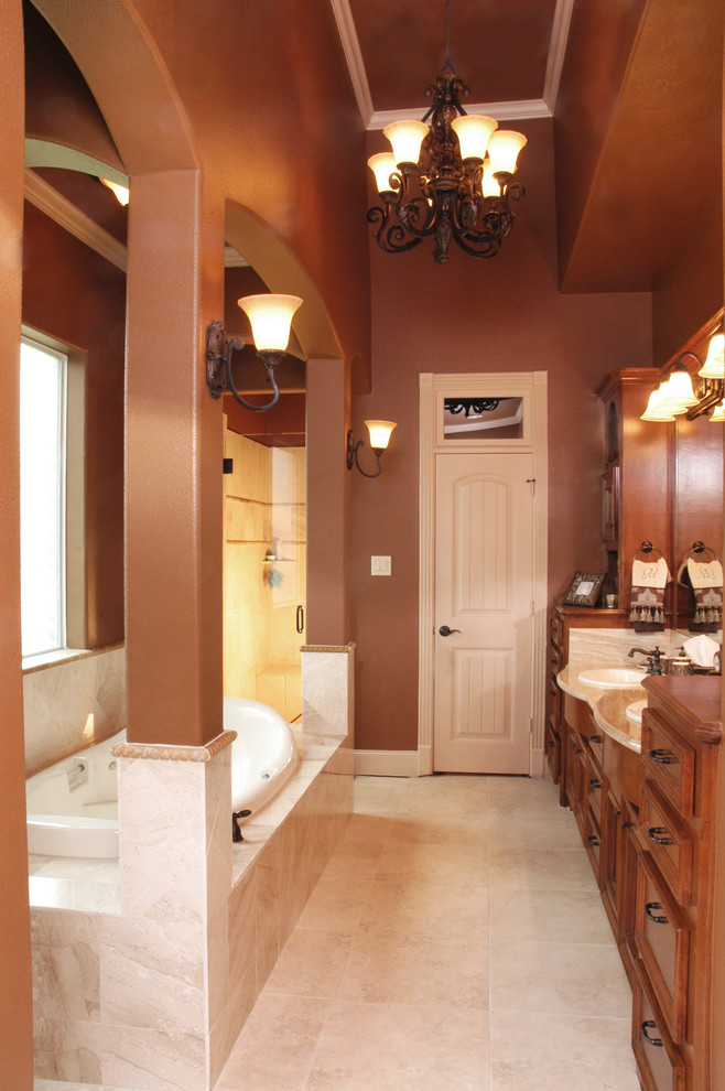 Idées déco pour une grande douche en alcôve principale classique en bois brun avec un lavabo posé, un placard en trompe-l'oeil, un plan de toilette en marbre, un bain bouillonnant, WC à poser, un carrelage beige, des carreaux de porcelaine, un mur marron et un sol en carrelage de porcelaine.