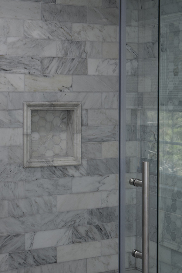Idée de décoration pour une grande douche en alcôve principale tradition en bois foncé avec un placard avec porte à panneau surélevé, une baignoire encastrée, WC séparés, un carrelage gris, un carrelage blanc, du carrelage en marbre, un mur bleu, un sol en carrelage de porcelaine, un lavabo encastré, un plan de toilette en quartz modifié, un sol gris et une cabine de douche à porte battante.