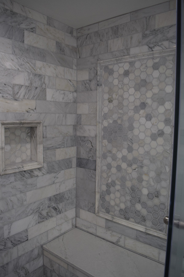 Inspiration pour une grande douche en alcôve principale traditionnelle en bois foncé avec un placard avec porte à panneau surélevé, une baignoire encastrée, WC séparés, un carrelage gris, un carrelage blanc, du carrelage en marbre, un mur bleu, un sol en carrelage de porcelaine, un lavabo encastré, un plan de toilette en quartz modifié, un sol gris et une cabine de douche à porte battante.