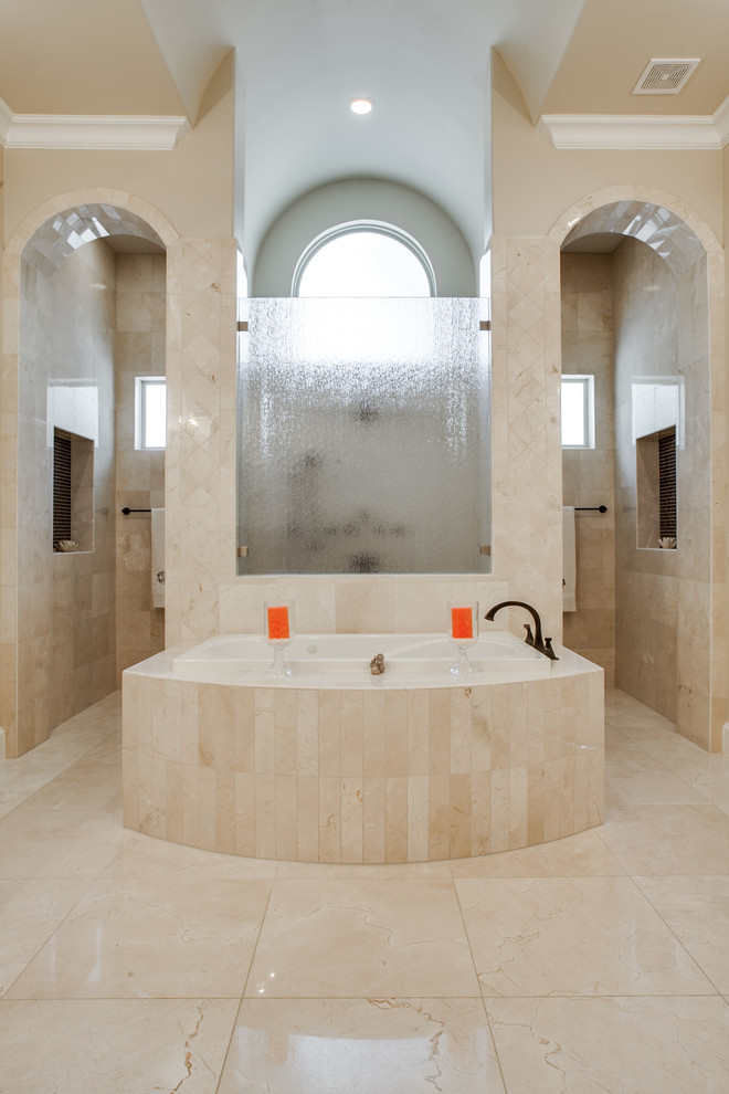 Foto på ett medelhavsstil badrum, med en jacuzzi och en öppen dusch
