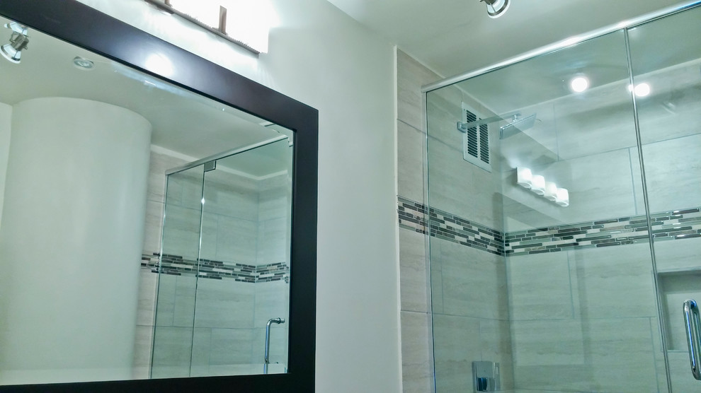Kleines Modernes Badezimmer En Suite mit Unterbauwaschbecken, offener Dusche, farbigen Fliesen, Keramikfliesen, beiger Wandfarbe und Porzellan-Bodenfliesen in Chicago