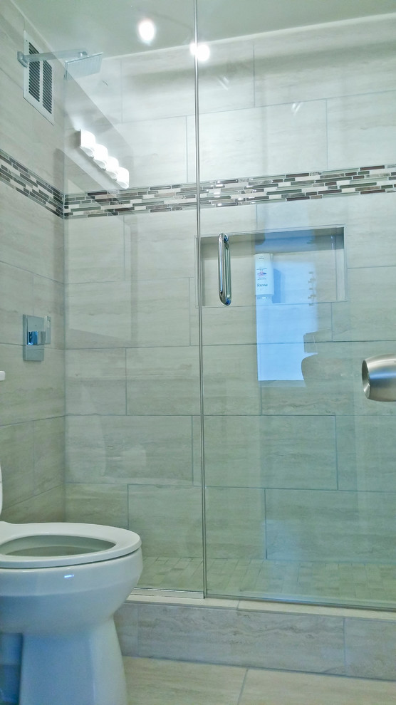Modelo de cuarto de baño principal moderno pequeño con lavabo bajoencimera, ducha abierta, baldosas y/o azulejos multicolor, baldosas y/o azulejos de cerámica, paredes beige y suelo de baldosas de porcelana