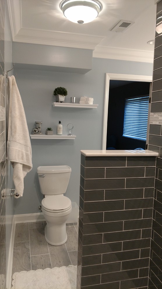 Idéer för ett mellanstort klassiskt en-suite badrum, med en öppen dusch, grå kakel, glaskakel, blå väggar, klinkergolv i keramik, grått golv, med dusch som är öppen, möbel-liknande, vita skåp, en toalettstol med hel cisternkåpa, ett undermonterad handfat och granitbänkskiva