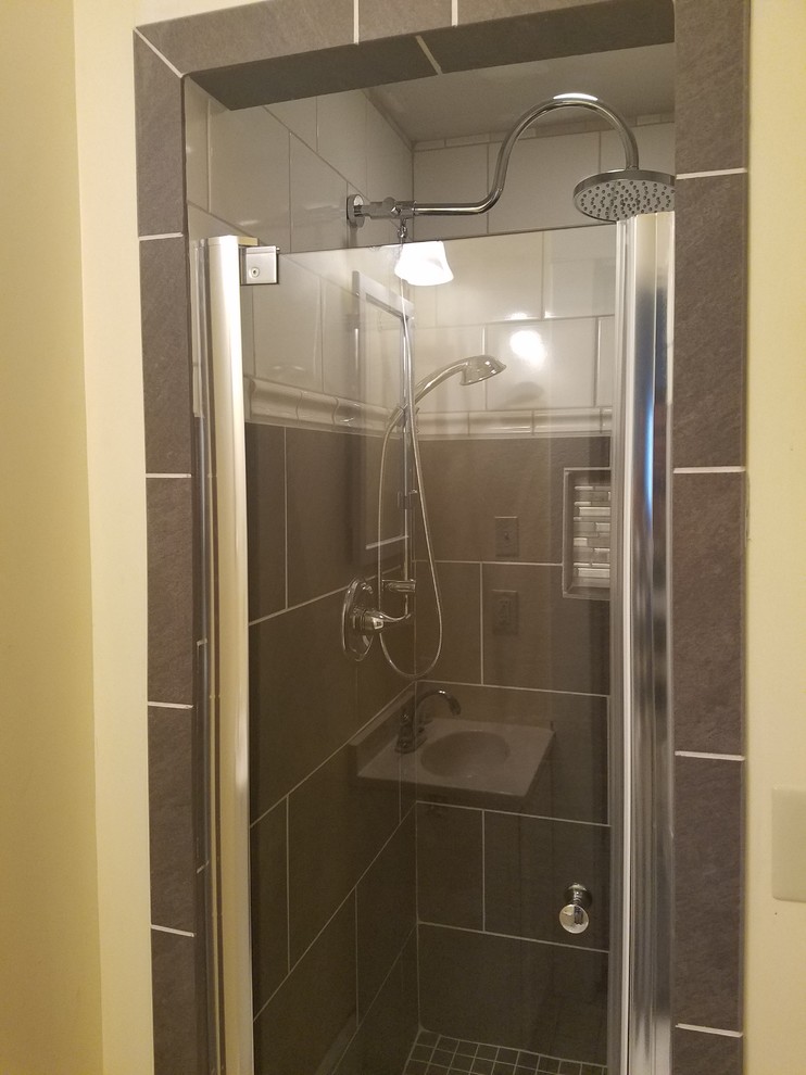 Diseño de cuarto de baño clásico pequeño con ducha empotrada, baldosas y/o azulejos grises, baldosas y/o azulejos de porcelana, aseo y ducha y ducha con puerta con bisagras