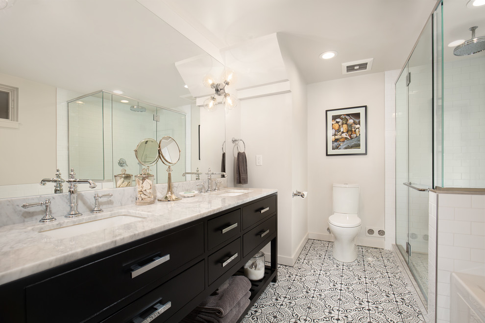 Modern inredning av ett stort flerfärgad flerfärgat en-suite badrum, med släta luckor, skåp i mörkt trä, ett platsbyggt badkar, en dubbeldusch, en toalettstol med hel cisternkåpa, vit kakel, tunnelbanekakel, vita väggar, klinkergolv i porslin, ett undermonterad handfat, marmorbänkskiva, flerfärgat golv och dusch med gångjärnsdörr