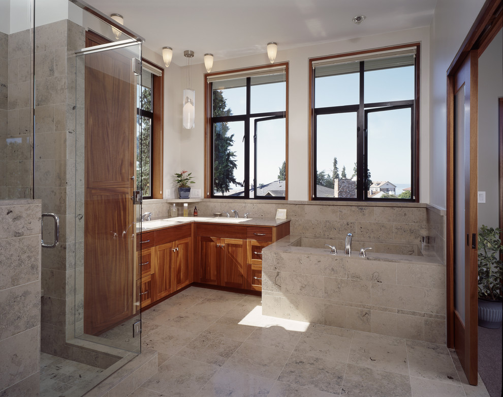 Modernes Badezimmer mit Schrankfronten im Shaker-Stil, hellbraunen Holzschränken, beigen Fliesen und Badewanne in Nische in Seattle