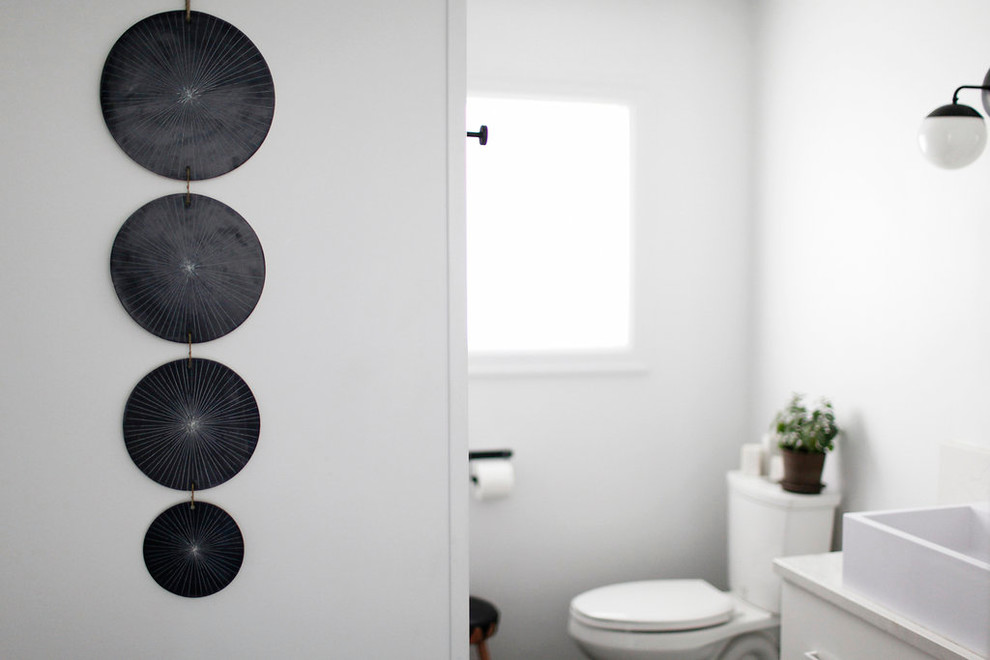 Ispirazione per una stanza da bagno con doccia minimalista di medie dimensioni con ante lisce, ante bianche, WC a due pezzi, pareti bianche, lavabo a bacinella e top in quarzo composito