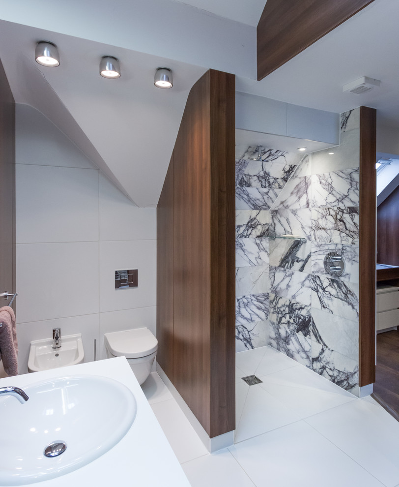 На фото: ванная комната в современном стиле с накладной раковиной, биде, каменной плиткой, белыми стенами, душем без бортиков, серой плиткой и белой плиткой с