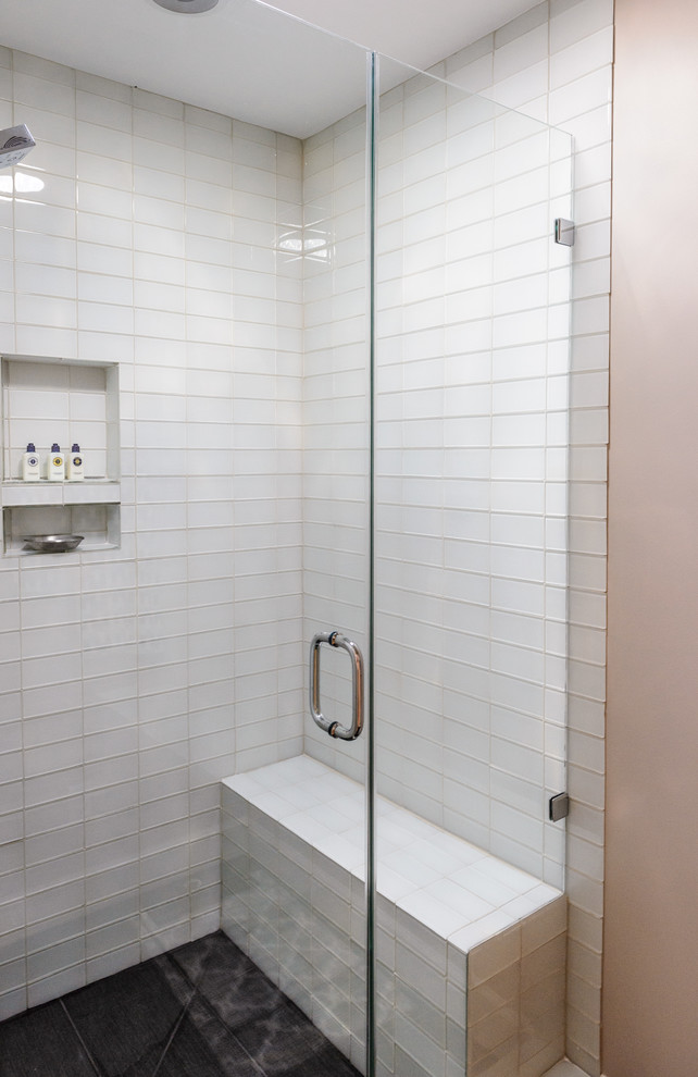 Bild på ett litet vintage badrum med dusch, med luckor med infälld panel, vita skåp, en dusch i en alkov, en toalettstol med hel cisternkåpa, glaskakel, beige väggar, klinkergolv i porslin och ett undermonterad handfat