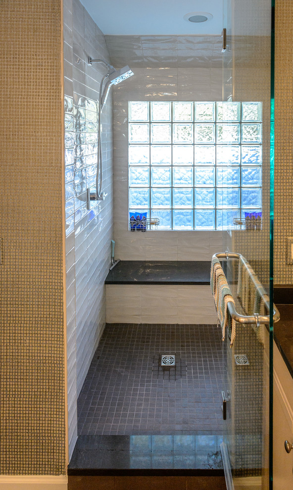Пример оригинального дизайна: большая главная ванная комната в классическом стиле с фасадами с утопленной филенкой, светлыми деревянными фасадами, душем в нише, унитазом-моноблоком, коричневой плиткой, керамогранитной плиткой, серыми стенами, полом из керамогранита, врезной раковиной и столешницей из искусственного кварца