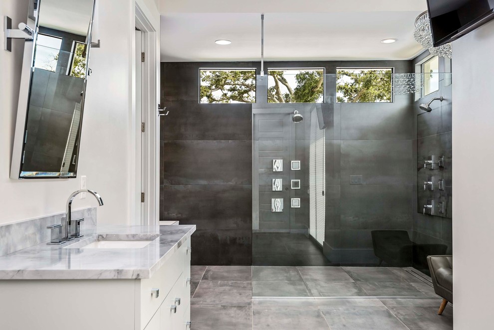 Стильный дизайн: огромная главная ванная комната в современном стиле с белыми фасадами, душем без бортиков, раздельным унитазом, черной плиткой, керамической плиткой, белыми стенами, полом из мозаичной плитки, врезной раковиной, мраморной столешницей, серым полом, открытым душем и разноцветной столешницей - последний тренд