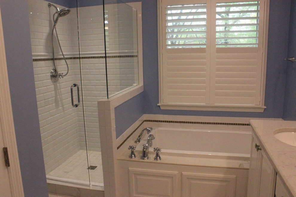 Idéer för mellanstora vintage en-suite badrum, med luckor med upphöjd panel, vita skåp, ett platsbyggt badkar, en dusch i en alkov, vit kakel, tunnelbanekakel, blå väggar, klinkergolv i porslin, ett undermonterad handfat och bänkskiva i kvarts