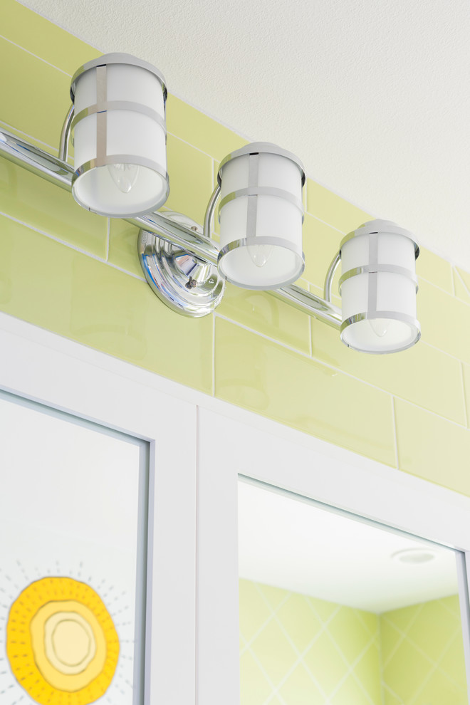 Свежая идея для дизайна: ванная комната среднего размера: освещение в морском стиле с зеленой плиткой - отличное фото интерьера