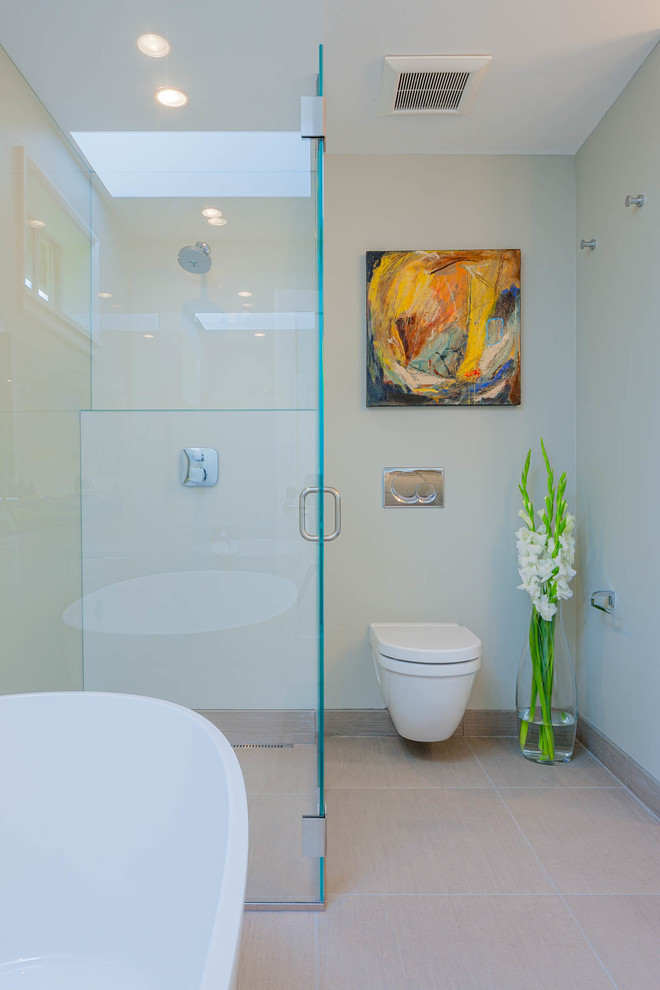 Imagen de cuarto de baño actual de tamaño medio con bañera exenta, ducha esquinera, suelo de baldosas de porcelana y ducha con puerta con bisagras