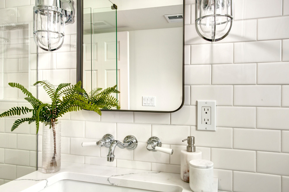 Foto de cuarto de baño tradicional renovado con sanitario de una pieza, baldosas y/o azulejos blancos, baldosas y/o azulejos de cemento, paredes blancas y lavabo bajoencimera