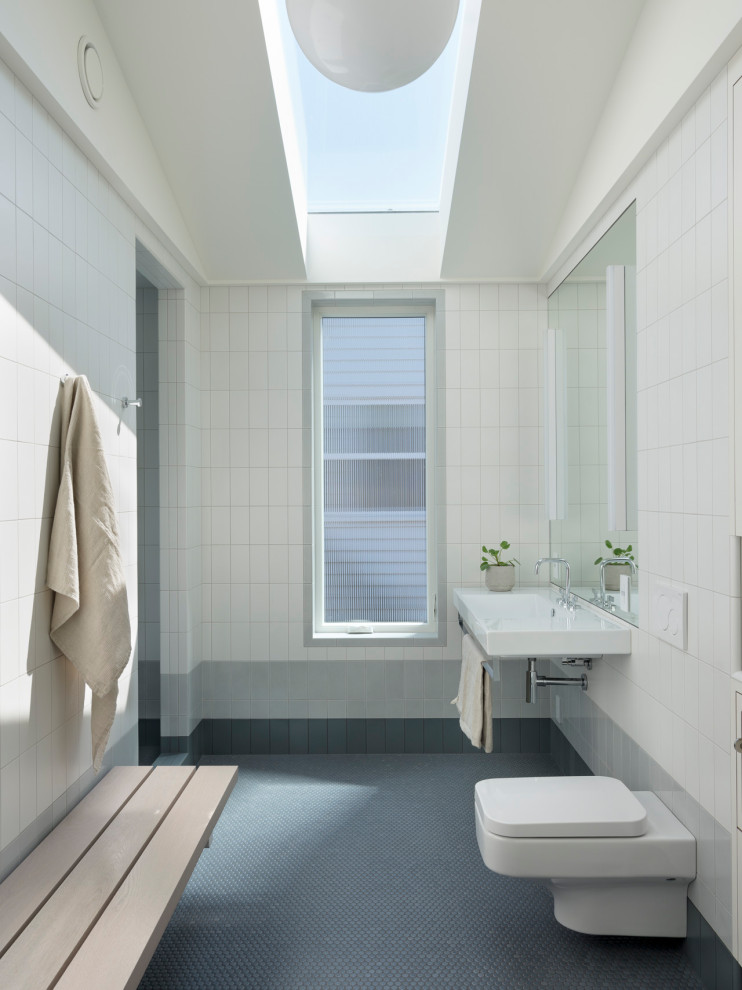 Inspiration för ett 50 tals badrum med dusch, med en dusch i en alkov, vit kakel, mosaikgolv, ett väggmonterat handfat, grått golv och med dusch som är öppen