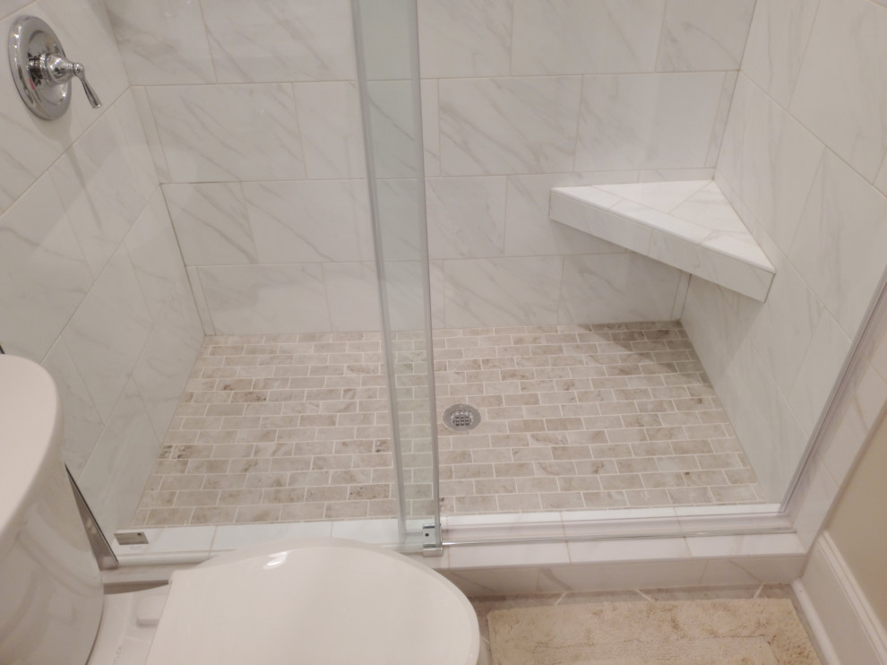 他の地域にある小さなトランジショナルスタイルのおしゃれな浴室 (白いキャビネット、アルコーブ型シャワー、分離型トイレ、ベージュの壁、磁器タイルの床、珪岩の洗面台、引戸のシャワー、洗面台1つ) の写真